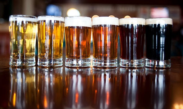 I colori della birra: varie pinte sul bancone