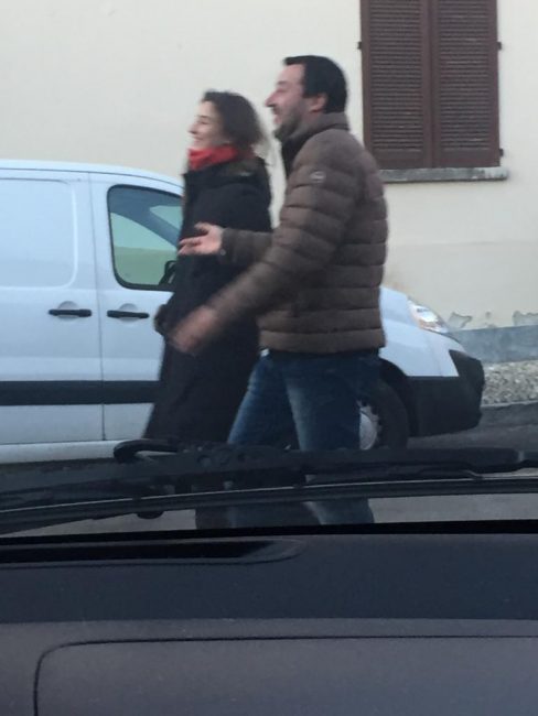 Salvini in Brianza la Vigilia di Natale senza scorta: paparazzato con una ragazza