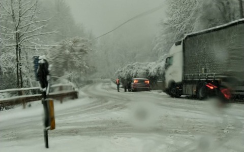 Disagi per il traffico in Valsassina a causa della neve