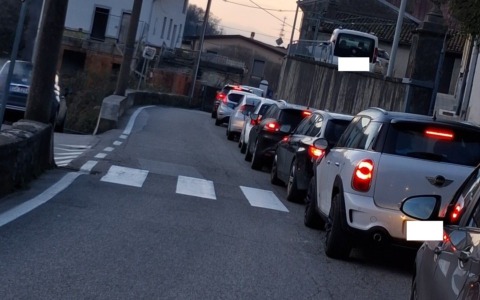 Incidente tra auto e moto a Lecco: ferito un 16enne e traffico in tilt