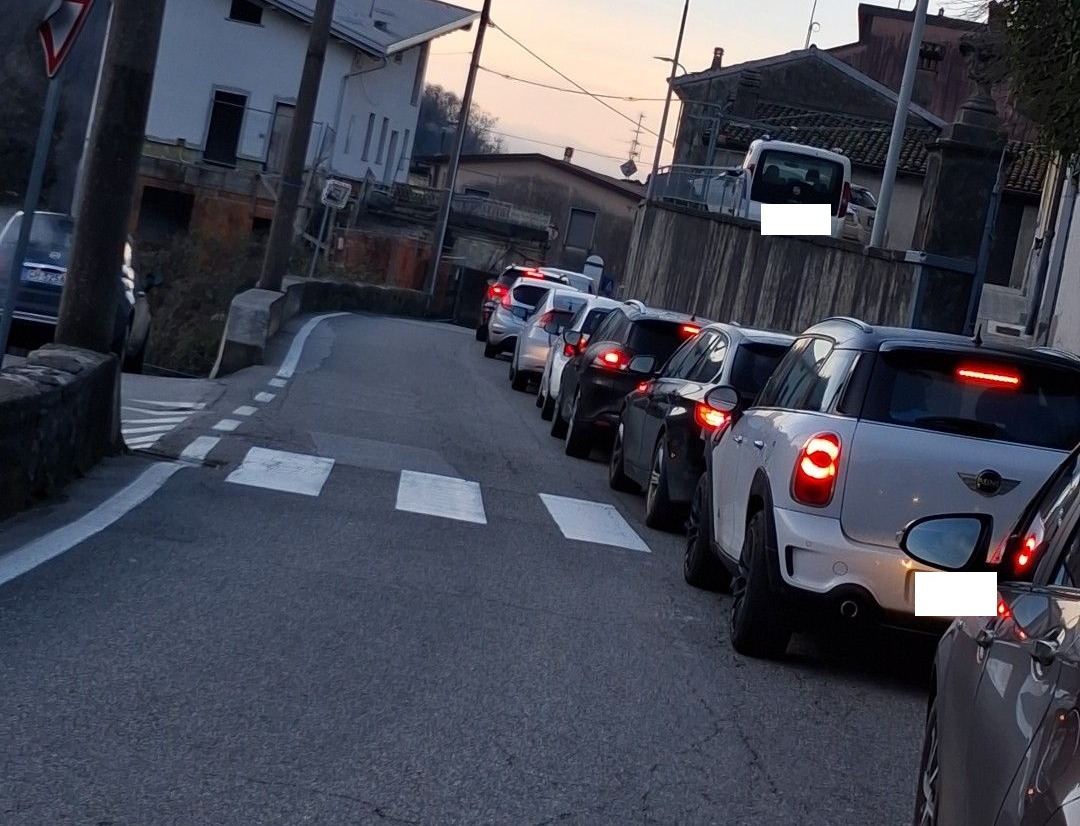 Incidente tra auto e moto a Lecco: ferito un 16enne e traffico in tilt
