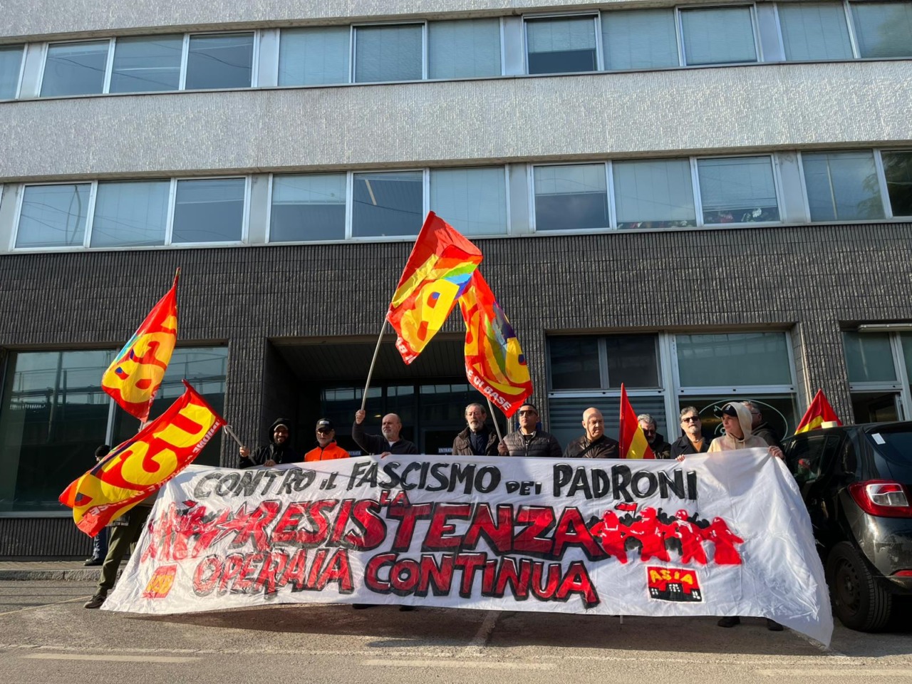 Protesta USB a Lecco per appalto rifiuti: «Clima intimidatorio e lavoratori a rischio»