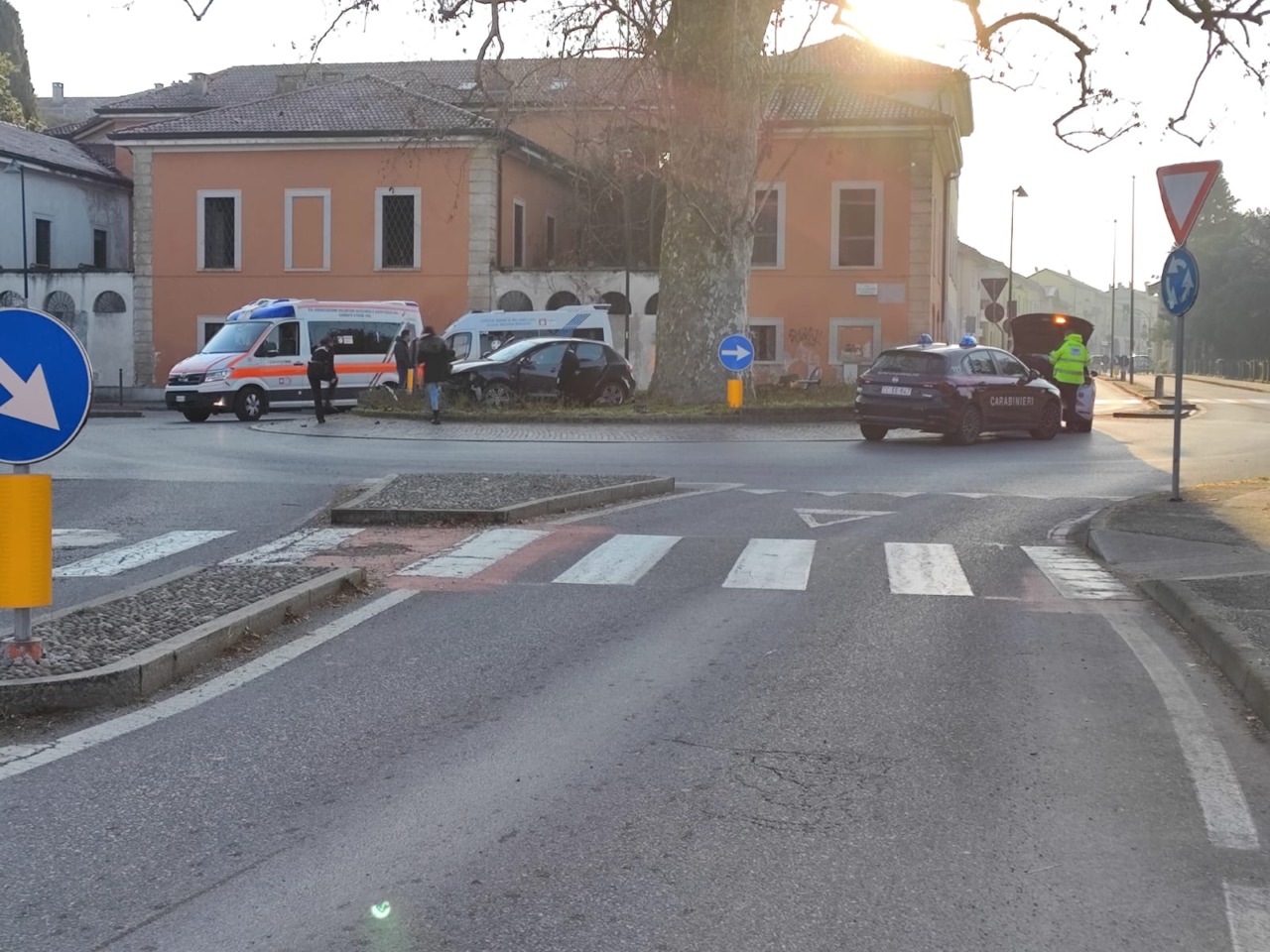 Tre giovani feriti in un incidente stradale a Verderio