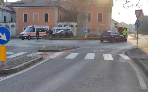 Tre giovani feriti in un incidente stradale a Verderio