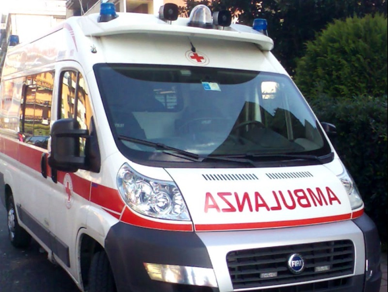 Uomo soccorso per intossicazione alcolica in strada