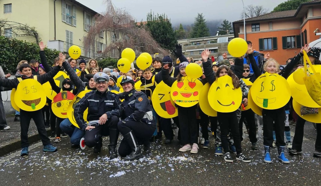 Valmadrera: il gruppo “Tutti per uno” sfida il maltempo durante la sfilata di Carnevale