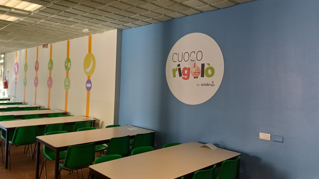 Valmadrera, la mensa della scuola Leopardi rinnovata: colori vivaci e pannelli informativi