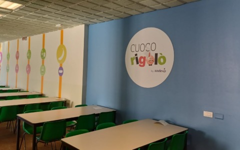 Valmadrera, la mensa della scuola Leopardi rinnovata: colori vivaci e pannelli informativi