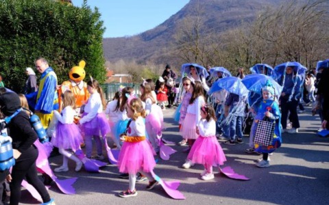 Valmadrera si prepara per la sfilata di Carnevale di domani