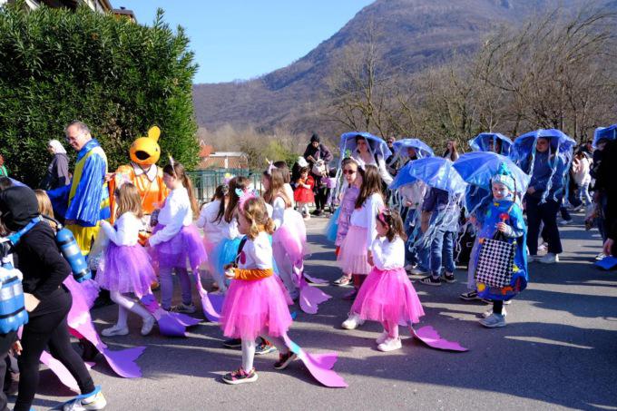 Valmadrera si prepara per la sfilata di Carnevale di domani
