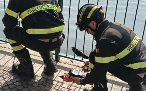 Vigili del Fuoco in azione per un sospetto inquinamento a Lecco