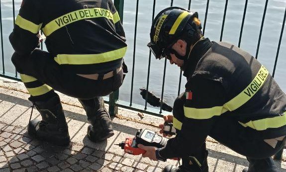 Vigili del Fuoco in azione per un sospetto inquinamento a Lecco