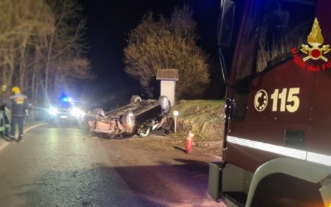 Auto si ribalta sulla strada per Esino Lario
