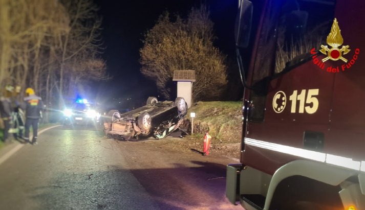 Auto si ribalta sulla strada per Esino Lario