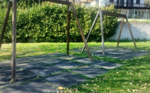 Ballabio: aree giochi senza seggiolini nel parco