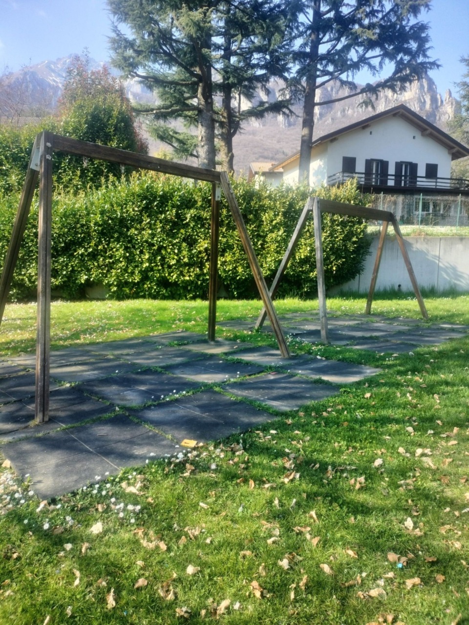 Ballabio: aree giochi senza seggiolini nel parco