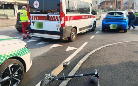 Calolziocorte: scontro tra monopattino e auto, giovane in ospedale