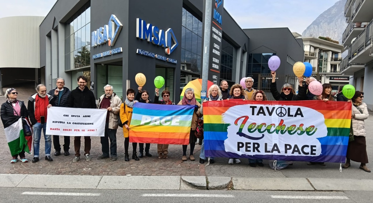 “Chi non ripudia la guerra è fuorilegge”: manifestazione per la pace a Lecco