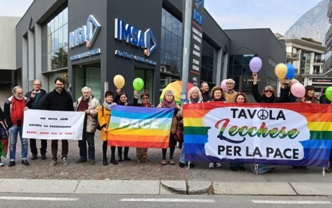 “Chi non ripudia la guerra è fuorilegge”: manifestazione per la pace a Lecco