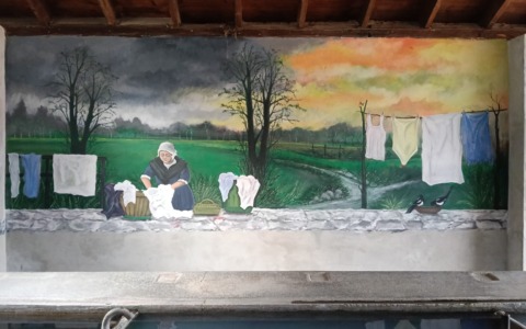 Civate, inaugurato il murales al lavatoio di via Broggi realizzato da Adelio Sandionigi