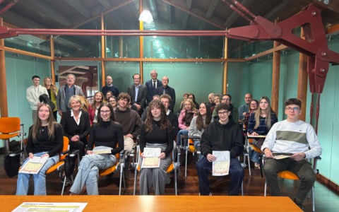 Consegna dei premi studio a Valmadrera: un riconoscimento agli studenti meritevoli