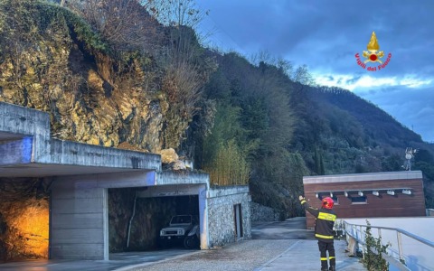 Distacco di materiale roccioso a Bellano: Vigili del fuoco in azione