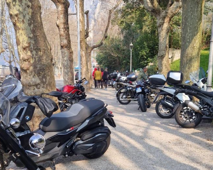Emergenza parcheggi: caos sul lungolago di Lecco nella domenica di sole
