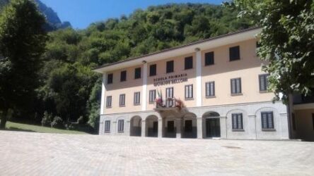 Furti e vandalismo alla scuola Roccolina di Cortenova