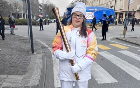 Giada Canino porta la luce a Venezia come tedofora delle Paralimpiadi di Milano-Cortina 2026