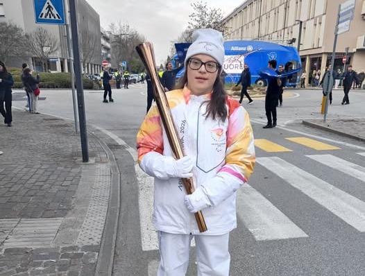 Giada Canino porta la luce a Venezia come tedofora delle Paralimpiadi di Milano-Cortina 2026