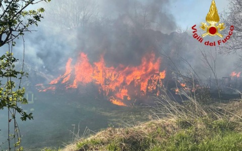 Giornata critica in Lombardia: vento forte alimenta incendi boschivi anche nel Lecchese