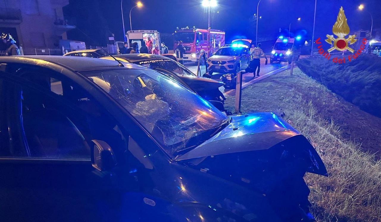 Grave incidente frontale a Molteno coinvolge quattro giovani