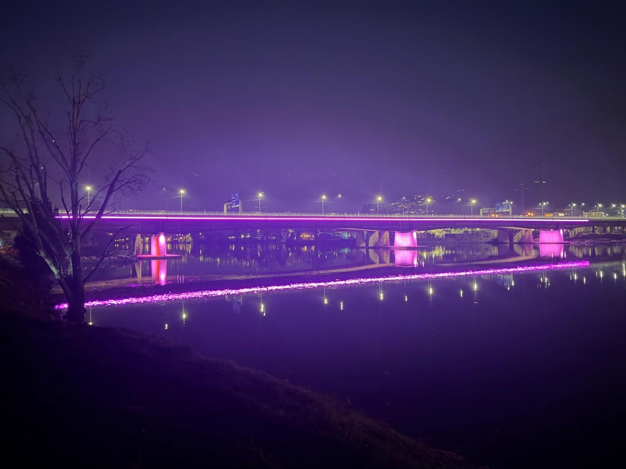 Il Quarto Ponte di Pescate celebra le donne con un’illuminazione rosa