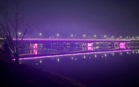 Il Quarto Ponte di Pescate celebra le donne con un’illuminazione rosa