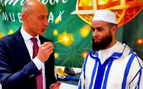 Il sindaco Gattinoni celebra l’Iftar con la comunità musulmana, suscitando critiche