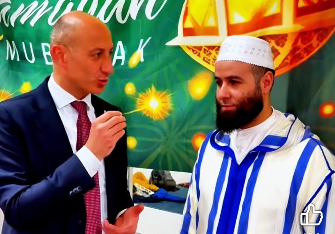Il sindaco Gattinoni celebra l’Iftar con la comunità musulmana, suscitando critiche