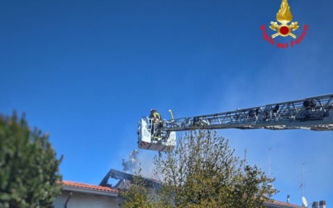 Incendi simultanei a Brivio e Casatenovo, intervento dei Vigili del Fuoco