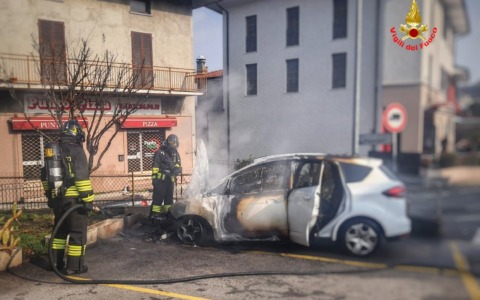 Incendio a Costa Masnaga: auto in fiamme in pieno centro