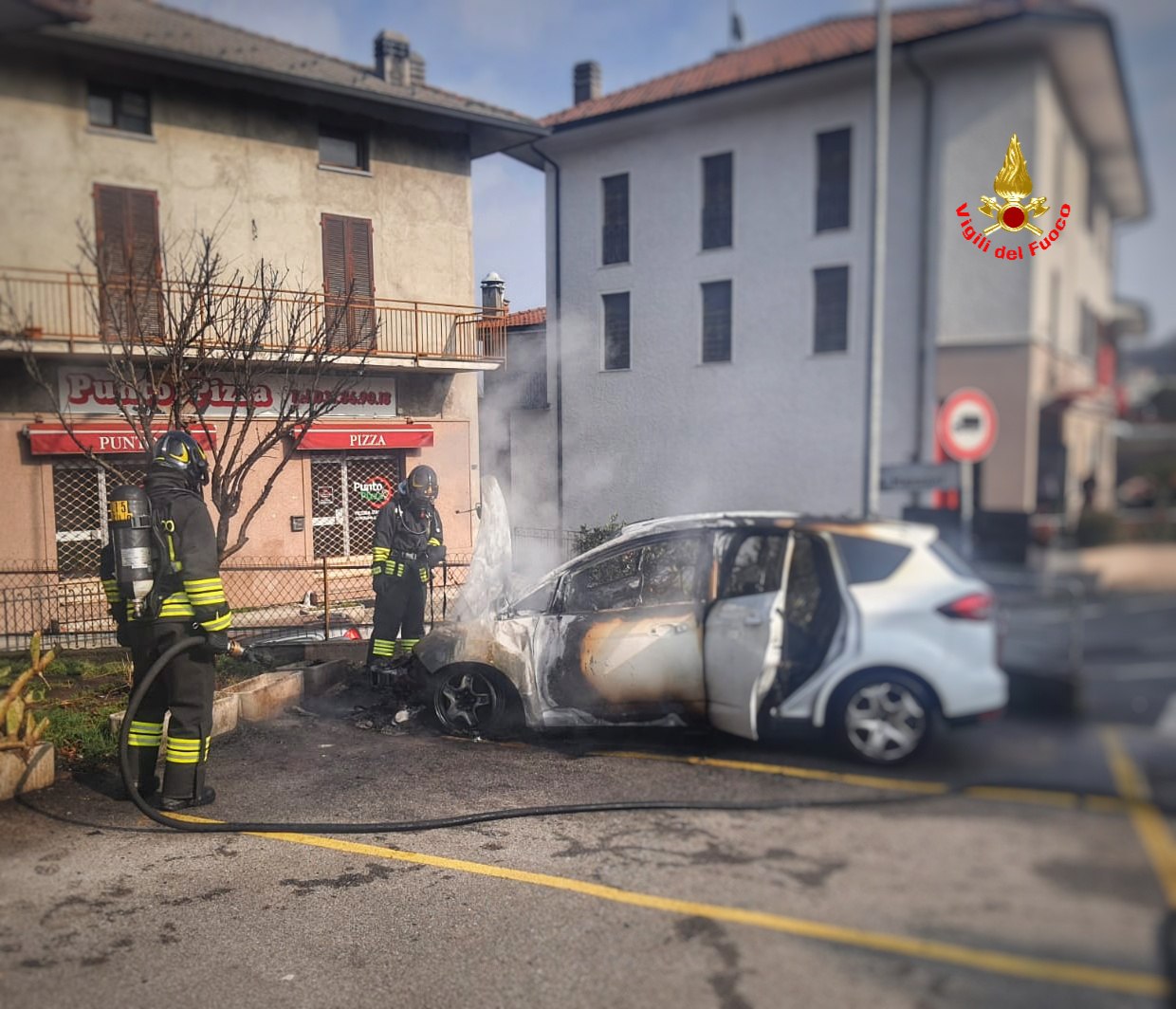 Incendio a Costa Masnaga: auto in fiamme in pieno centro