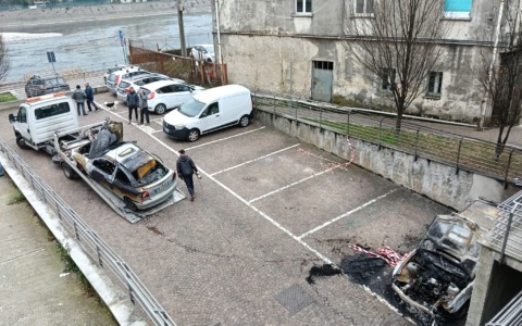 Incendio a Olginate: rimossa un’auto distrutta dalle fiamme