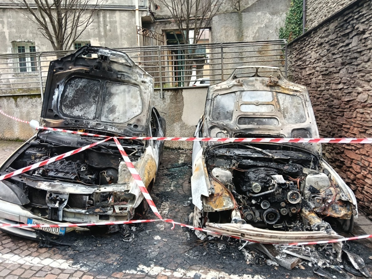 Incendio devastante a Olginate: distrutte due auto