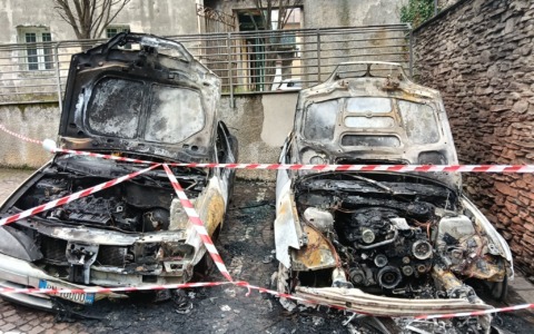 Incendio devastante a Olginate: distrutte due auto