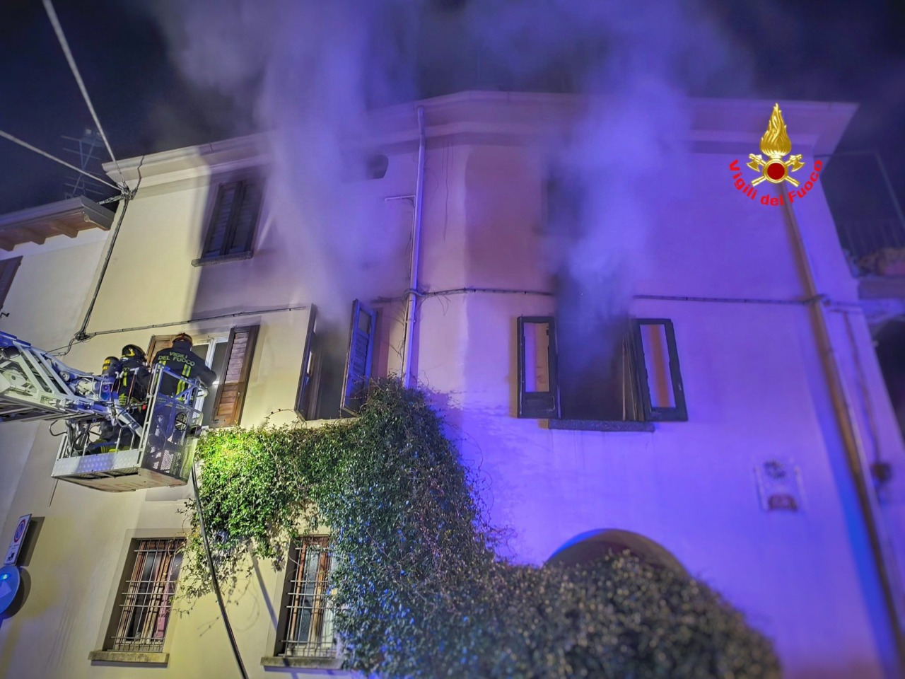 Incendio in appartamento a Mandello del Lario, intervento dei Vigili del fuoco