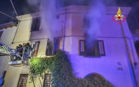 Incendio in appartamento a Mandello del Lario, intervento dei Vigili del fuoco
