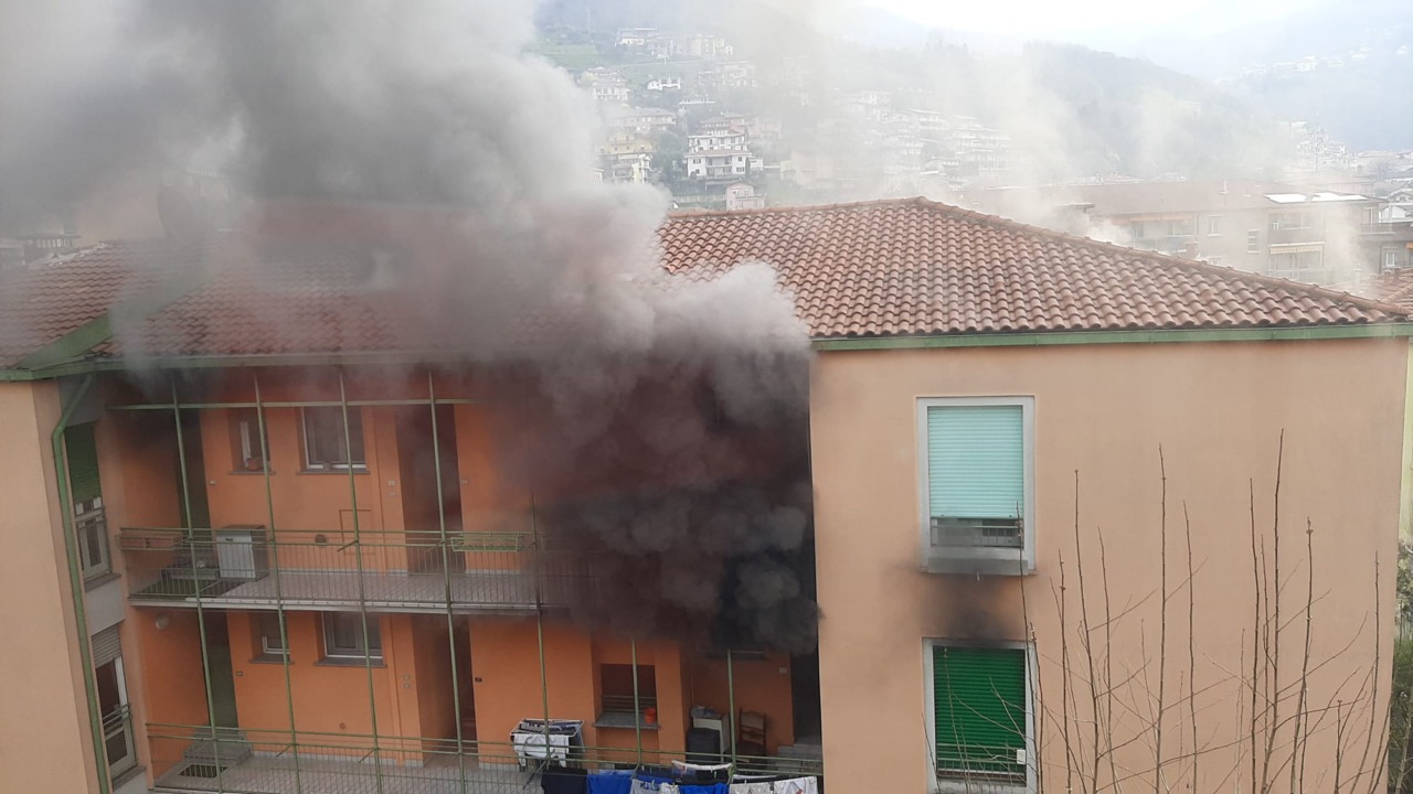 Incendio in un appartamento a Calolziocorte: intervento dei Vigili del Fuoco