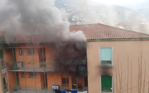 Incendio in un appartamento a Calolziocorte: intervento dei Vigili del Fuoco