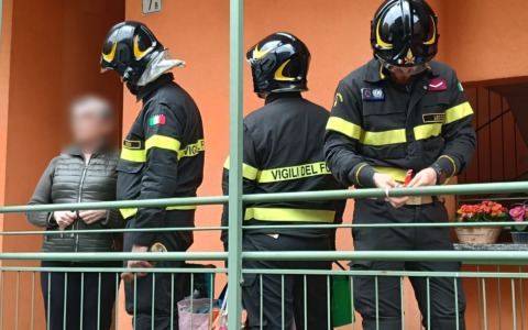 Incendio in un appartamento a Calolziocorte, sfollati recuperano effetti personali