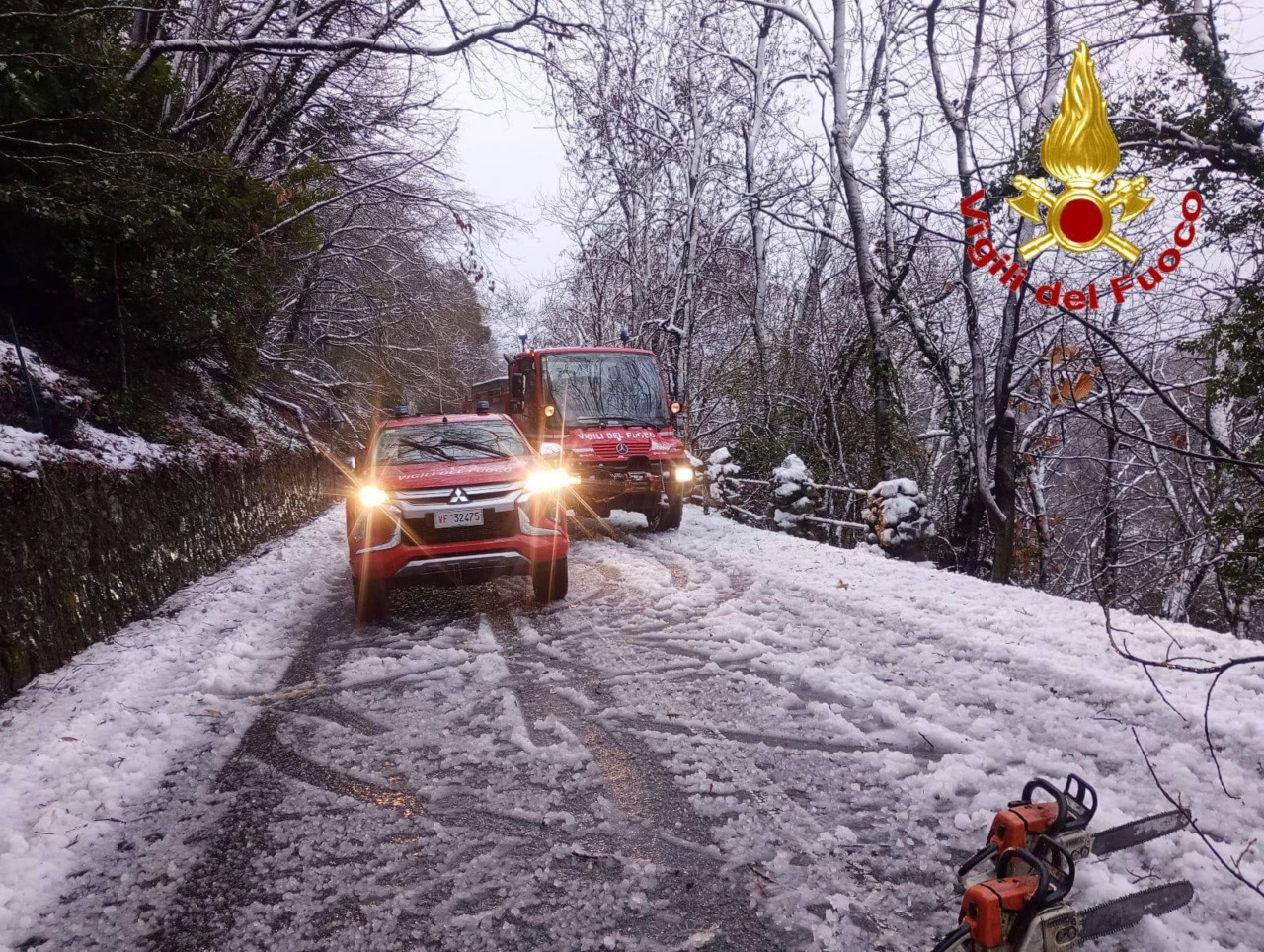 Intensa nevicata nel nord di Varese: rinforzi dai Vigili del fuoco di Lecco