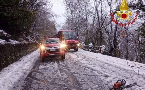 Intensa nevicata nel nord di Varese: rinforzi dai Vigili del fuoco di Lecco