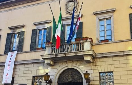 Lecco commemora le vittime del Covid-19 con un momento di raccoglimento